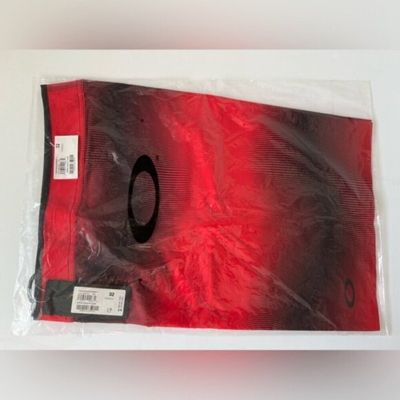 Oakley - Men's Dynamic Seamless Boardshort - High Risk Red. Size: 32. NWT (1680) - Picture 2 of 8